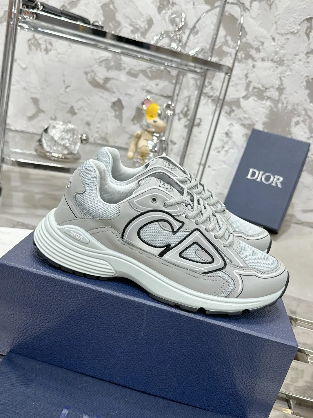 Men's men's shoes 💰600❤️❤️❤️High version Dior Dior's latest color matching B30 series reflective dad sneakers original 17380💰 purchased for development and production Brand new B30 sneakers Dad Shoes style shoes that follow the trend of the retro market The Dior logo on the tongue also indicates that this pair of shoes is the B30 model! B30 uses fine-textured leather and mesh cloth materials to form a shoe body. There are conspicuous letters CD on both sides of the shoe body to indicate identity. Many lines on the shoe body outline details to make the shoes look less monotonous and full of retro flavor. The delivery counter is exquisitely packaged🛍📦 ▪️Fabric: Original customized technical fabric + mesh ▪️Inner lining: Customized breathable lining ▪️Outsole: Original molded IP foam + TPU outsole ▪️Sole thickness: 3.5CM ▪️Size: Women’s size 35-40 / Men’s size 39-46